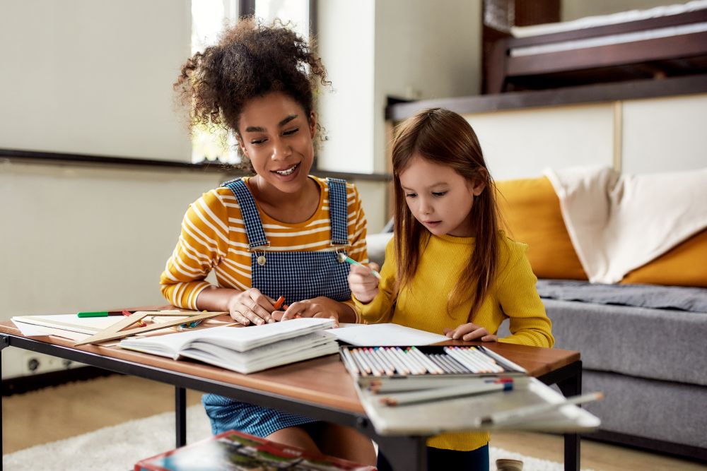 Avec une nounou anglophone, l'aide aux devoirs est très efficace 